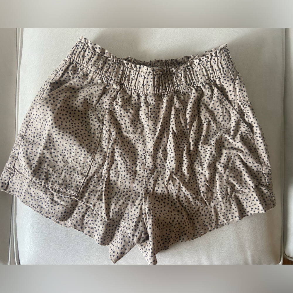 Abercrombie High Waisted Linen tan and black polka dot shorts, size S